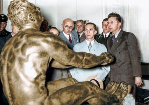 Goebbels photo couleur statue