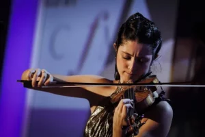 La violoniste Maria Suneas lors de sa prestaiton aux Gramophone Awards 2025