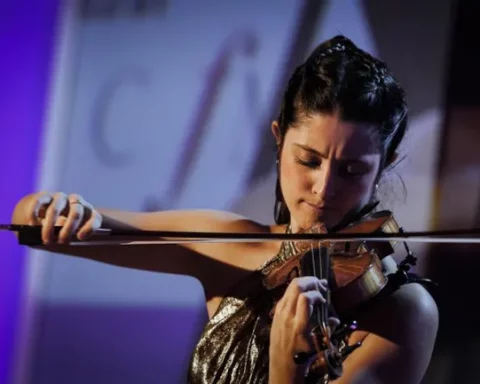 La violoniste Maria Suneas lors de sa prestaiton aux Gramophone Awards 2025