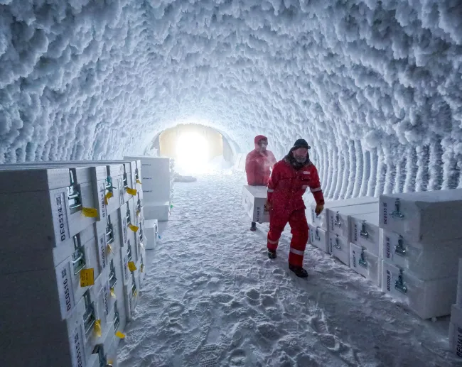 Carottes de glace stockées temporairement dans une grotte gelée.