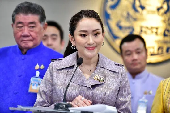 La Première Ministre thaïlandaise annonçant, accompagnée de son gouvernement, son plan de développement de l'économie numérique en novembre 2023.